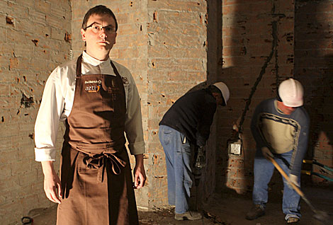 Aduriz posa mientras los operarios reconstruyen su restaurante. | Efe