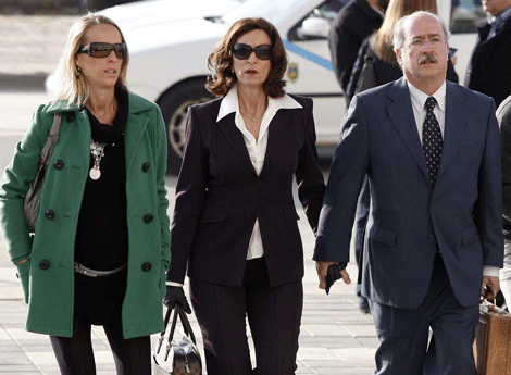 El abogado Fernando del Valle junto a su mujer y su hija. | J. Domnguez
