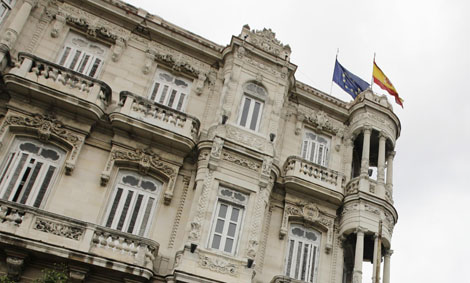 Las banderas de la UE y Espaa sobre la embajada espaola en La Habana. | Reuters