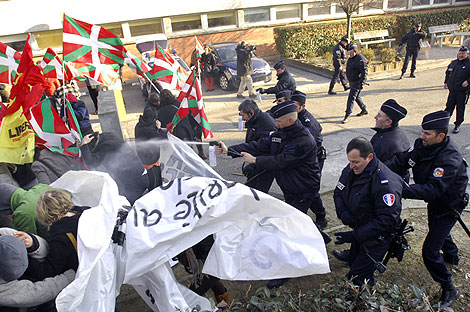 Enfrentamiento entre policas y abertzales en Toulouse. | Afp