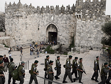 Varios policas israeles se despliegan ante la puerta de Damasco, en Jerusaln. | Efe