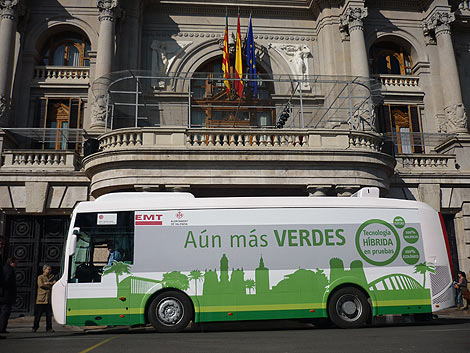 El autobs 'verde', ante el Ayuntamiento de Valencia. | E.M.