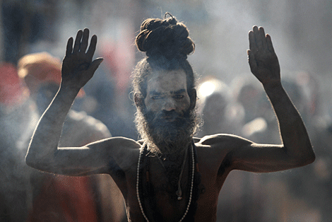 Un naga sadhu, o 'santo desnudo', durante un ritual cerca del Ro Ganges. | AP