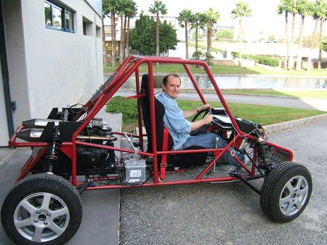 Uno de los investigadores de la UMA prueba el coche experimental. | ELMUNDO.es