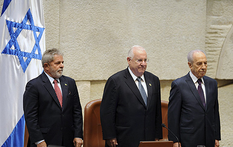 Lula, en el Knesset (Parlamento israel), con Simon Peres (dcha.) y el portavoz (centro). | Reuters
