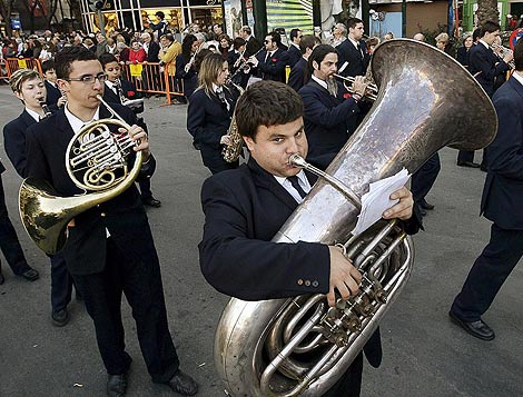 Un banda de música en una calle de Valencia. | Benito Pajares