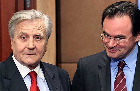 El ministro griego de finanzas (dcha.), junto al presidente del BCE, Jean-Claude Trichet. | Ap
