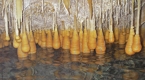 Formaciones de espeleotemas freáticos en un lago salino de la cueva de Vallgornera | Toni Merino
