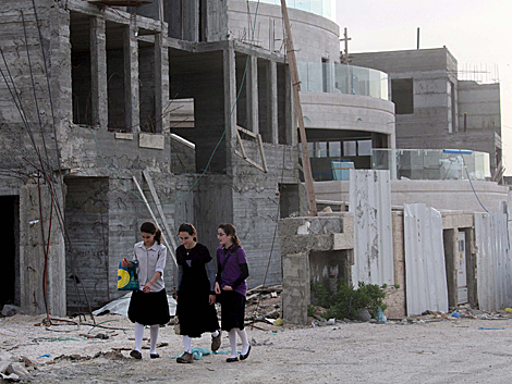 Tres nias caminan por las calles en construccin del asentamiento Ramat Shlomo. | Efe
