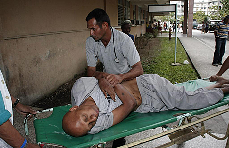 El preso cubano Guillermo Farias ingresa en el hospital, el pasado 11 de marzo. | Efe