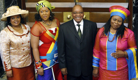 Zuma, en junio, con sus tres esposas oficiales. | Efe