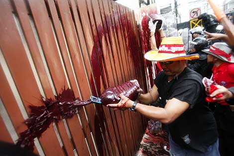 Manifestantes vierten sangre en la residencia del primer ministro. | Afp