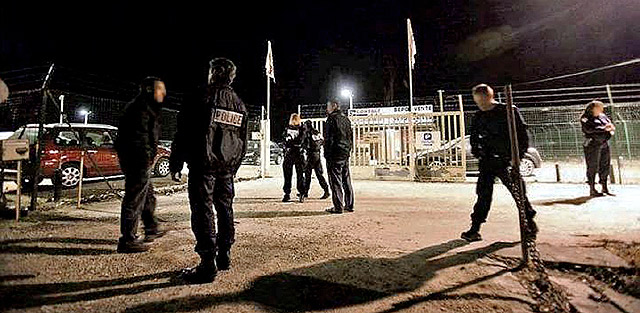 Un grupo de policas franceses en el lugar donde fue asesiando su compaero. | Le Parisien