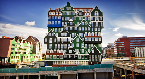 Imagen del hotel de WAM Architects, en el centro de Zaandam, Holanda. | France Press