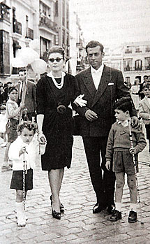Rafael, con Matilde Coral y sus hijos, en Semana Santa. | lbum familiar.
