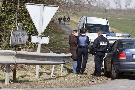 Policas franceses, en el lugar donde fue asesinado su compaero. | AP
