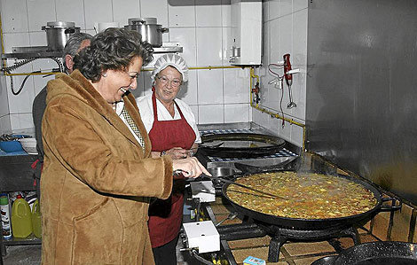 La alcaldesa de Valencia cocina una paella. | E.M.