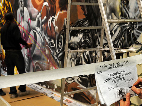 Uno de los 'grafiteros' trabajando en la Escuela de Arte de Granada. | Jess G. Hinchado