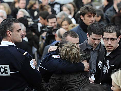 Familiares, amigos y conocidos, en una concentracin de repulsa en Francia. | Reuters