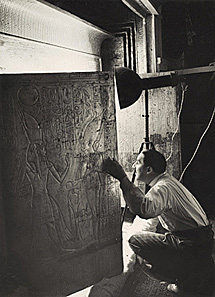 Howard Carter frente a Tutankhamon
