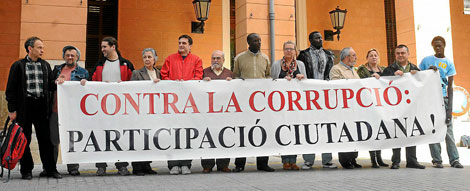 Miembros de la Plataforma con la pancarta que llevarn a la manifestacin. | Pep Vicens
