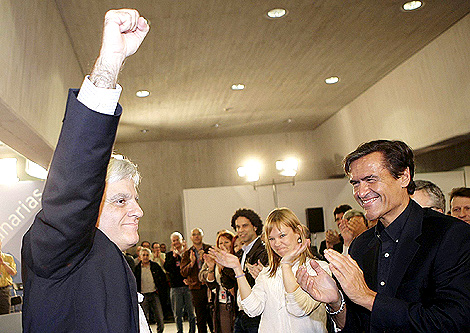 Miguel Prez celebra su victoria ante la mirada de su antecesor en el cargo, Lpez Aguilar. | Efe