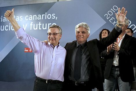 Blanco,junto a Jos Miguel Prez, nuevo lder de los socialistas canarios. | Efe