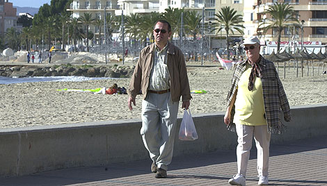 Turistas paseando por Playa de Palma | Pep Vicens