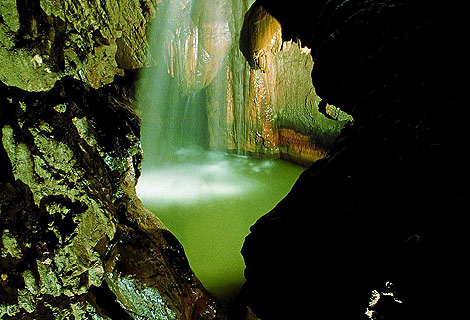 Salto de agua de Las Hadas, en las cuevas de Valporquero. | E.M.