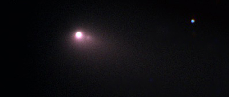 Imagen del desprendimiento del ncleo helado de un cometa (derecha). | Faulkes