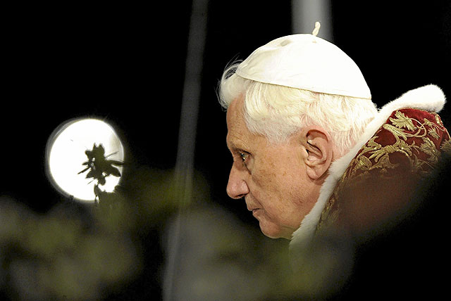 Benedicto XVI celebra el Via Crucis en la procesión del Viernes Santo realizada en el Coliseo de Roma en 2009. | Danilo Schiavella