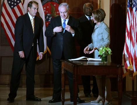 Netanyahu junto a Pelosi y el republicano Boehner en el Capitolio. I Afp