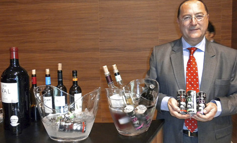 Carlos Moro, presidente del Grupo Matarromero, muestra los vino en lata.