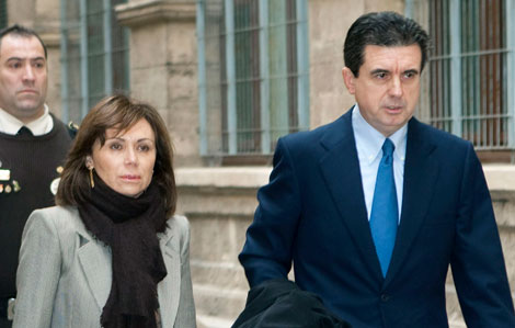 Jaume Matas y su mujer a su llegada a los Juzgados. | Efe