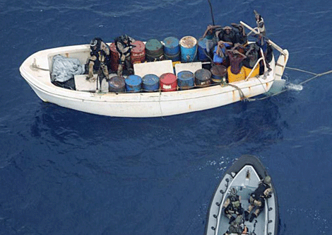 Un grupo de piratas somales, detenido por fuerzas de seguridad en el ndico. | Afp
