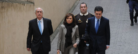 Rafael Perera (izquierda) junto a Matas y su mujer a la llegada a los juzgados. | P.V.