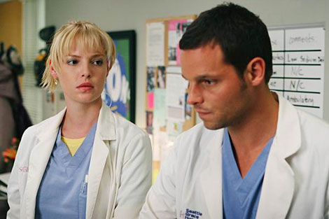 La doctora Izzie Stevens (Katherine Heigl) con Alex Karev (Justin Chambers), en la serie.