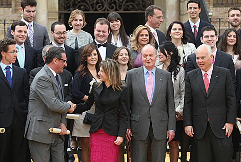 Los universitarios premiados rodeando a Don Juan Carlos. | Conchitina