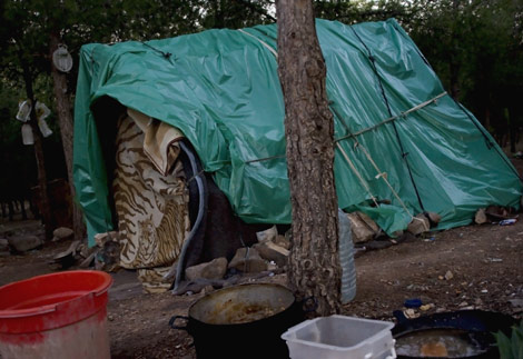 Las migrantes construyen refugios improvisados donde pueden. | MSF