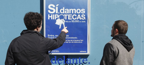 Cartel que anuncia hipotecas expuesto en una entidad bancaria en marzo de 2010. | Sergio Gonzlez