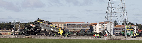 La imagen muestra una de las locomotoras montada sobre el vagn. | R. Muoz