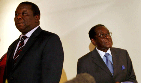 Tsvangirai (izda.) y Mugabe, tras una rueda de prensa en Harare. | Efe