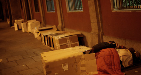 Una pareja duerme en la Plaza Mayor. | A. Di Lolli