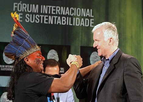 Cameron saluda al indio Jecinaldo Sater, de la tribu Sater Maw en Brasil. | Efe