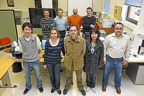 ngel Alonso (centro abajo), junto con sus compaeros de investigacin en su laboratorio de la una Universidad de Len . | J. M. Gutirrez