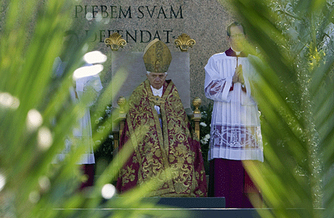 Benedicto XVI, durante la misa del Domingo de Ramos. | AP
