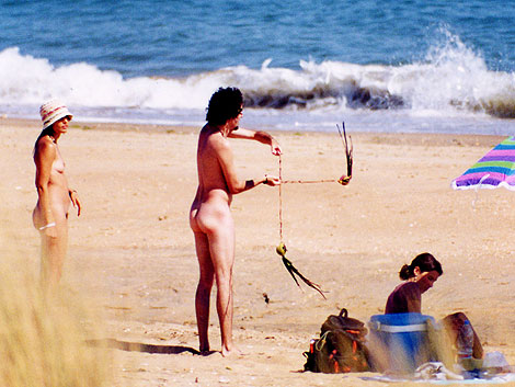 Un hombre juega en la playa nudista de Nueva Umbra, en Lepe. | Carolina Luengo
