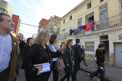La ministra de Cultura recorre el barrio de El Cabanyal junto a Carmen Alborch. | B. Pajares