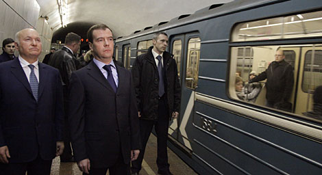 Medvedev y el alcalde de Mosc (i) guardan un minuto de silencio en Lubyanka. | AFP