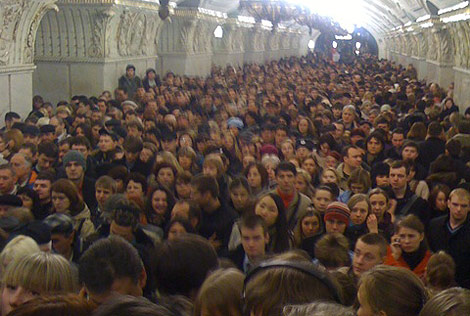 Decenas de pasajeros desalojados en Kultury Station, en el metro de Mosc. | Picfog